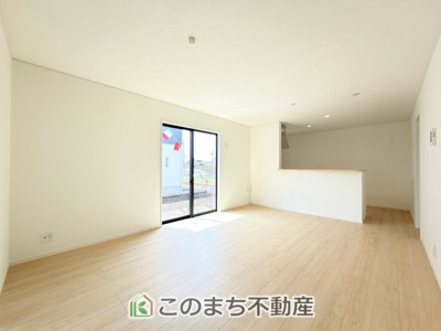 【居間・リビング】 | CRADLEGARDEN真岡市台町第9　1号棟 | 開放感のある広々としたリビング☆家族みんなでゆったりくつろげます♪
南側から暖かな日差しが差し込みます♪キッチンからリビングの様子がよく見渡せます☆