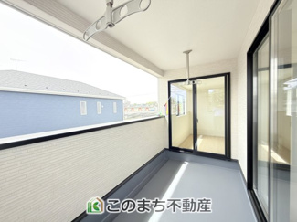 【バルコニー】 | CRADLEGARDEN真岡市台町第9　1号棟 | 南向きの大型バルコニーは陽当り良好で、たっぷりのお洗濯物もよく乾きます！
さらにインナーバルコニーなので雨の日でも安心してお出かけできますね♪