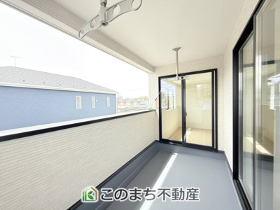 【バルコニー】 | CRADLEGARDEN真岡市台町第9　1号棟 | 南向きの大型バルコニーは陽当り良好で、たっぷりのお洗濯物もよく乾きます！
さらにインナーバルコニーなので雨の日でも安心してお出かけできますね♪