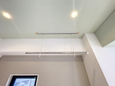 【設備】 | フローリエ細山F | 室内洗濯物干し　※同建物ほかのお部屋の写真です。