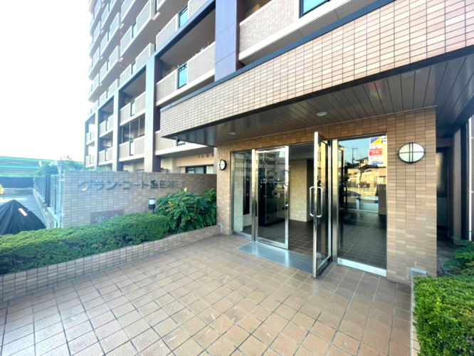 グラン・コート島田本町のエントランス|・エントランス正面玄関
管理人が平日は日勤管理しており、丁寧に清掃いただいております。