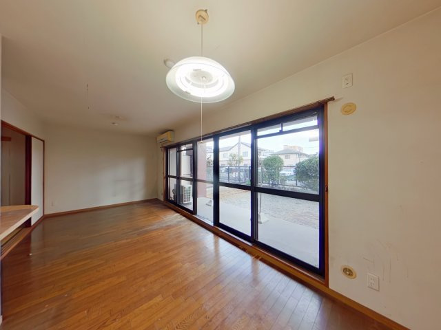 グラン・コート島田本町の居間・リビング|・リビングダイニング
大きな窓から専用庭を望める、開放感のあるリビングです。