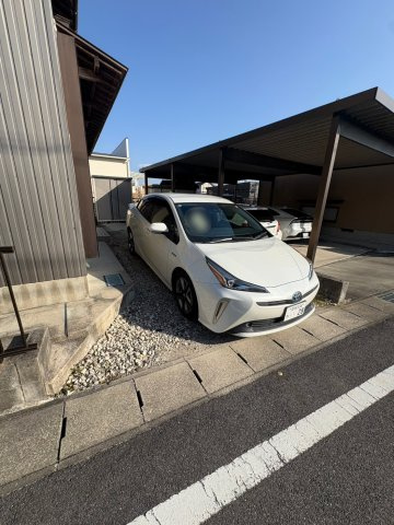 越戸町戸建の駐車場
