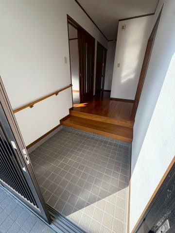越戸町戸建の玄関