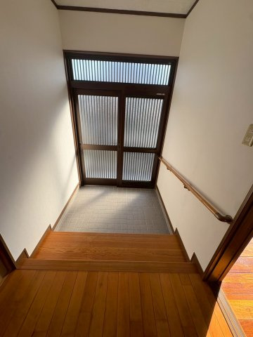 越戸町戸建の玄関