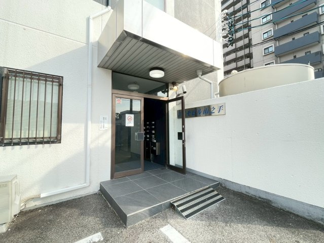 山之手　コスモビル山之手のエントランス