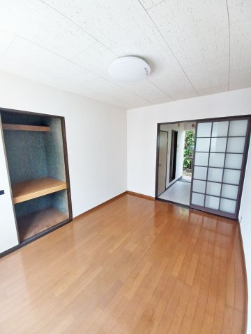 サニーサイドの洋室|落ち着いた色調の洋室です