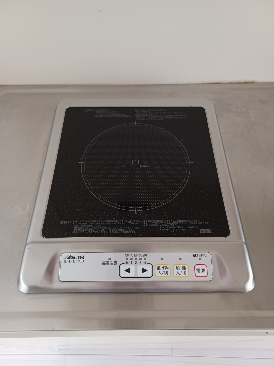 サニーサイドのキッチン|コンパクトなキッチンで掃除もラクラク