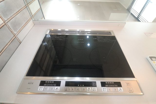 前橋市江木町モデルハウス物件　＃11のキッチン|IHクッキングヒーターはお掃除も楽々、空気もきれい♪