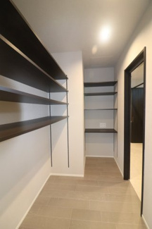 【キッチン】 | 前橋市江木町モデルハウス物件　＃11 | キッチン裏のパントリー