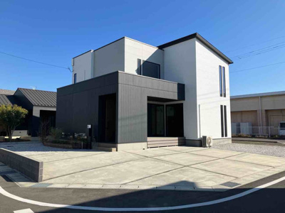 【外観】 | 前橋市江木町モデルハウス物件　＃11 | 駐車スペースは並列3台以上