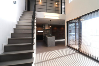 【居間・リビング】 | 前橋市江木町モデルハウス物件　＃11 | ご家族との会話が増えるリビング階段