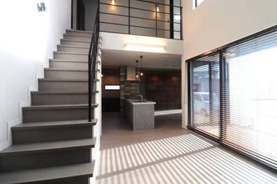 【居間・リビング】 | 前橋市江木町モデルハウス物件　＃11 | ご家族との会話が増えるリビング階段