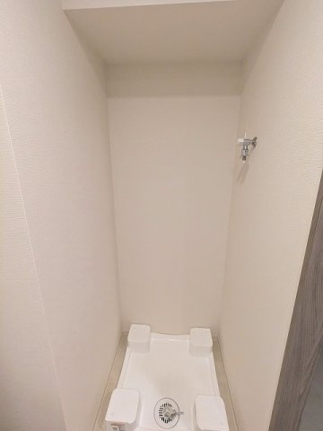 geo ent上野稲荷町の設備|洗面脱衣室の洗濯機置場の排水口のお手入れしやすい様に手前中央に配置し、足高の防水パンです