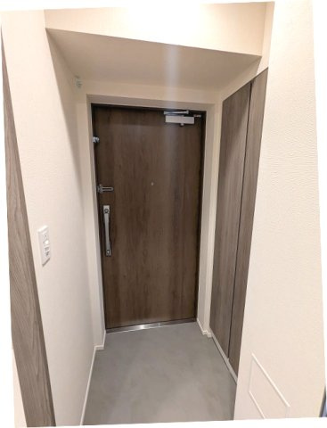 geo ent上野稲荷町の設備|ディンプルキーのダブルロックセキュリティです、人感センサー付玄関ライト、傘入れ付収納豊富なトールタイプのシューズBOX