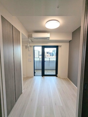 geo ent上野稲荷町の設備|洋室、エアコン・照明・クローゼット付き、バルコニーに面した明るい室内です