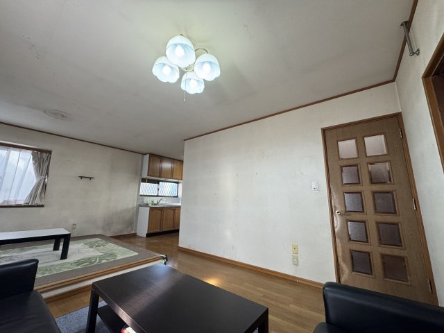 -三丁目不動産-　上里町神保原　中古戸建の居間・リビング|こちらの居間で趣味の時間をお楽しみください