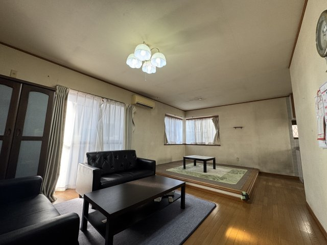 -三丁目不動産-　上里町神保原　中古戸建の居間・リビング|こちらのリビングで趣味の時間をお楽しみください