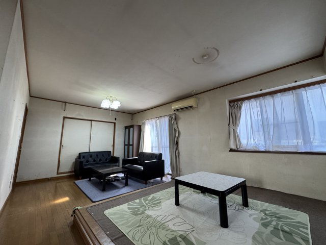 -三丁目不動産-　上里町神保原　中古戸建の居間・リビング|ゆったりとした居間です