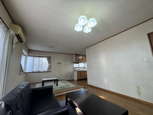 -三丁目不動産-　上里町神保原　中古戸建の居間・リビング|使いやすいリビングです