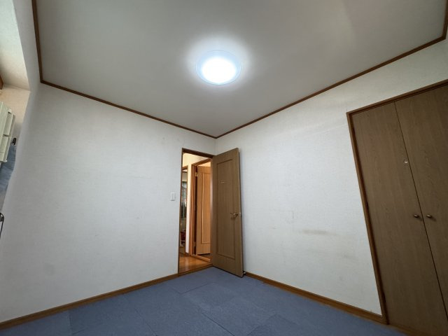 -三丁目不動産-　上里町神保原　中古戸建の洋室|ゆったりした洋室です