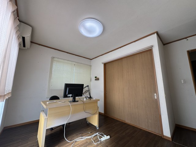 -三丁目不動産-　上里町神保原　中古戸建の洋室|ゆったりした洋室です