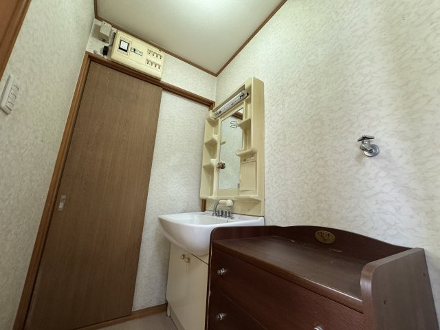 -三丁目不動産-　上里町神保原　中古戸建の洗面所|明るい洗面所です