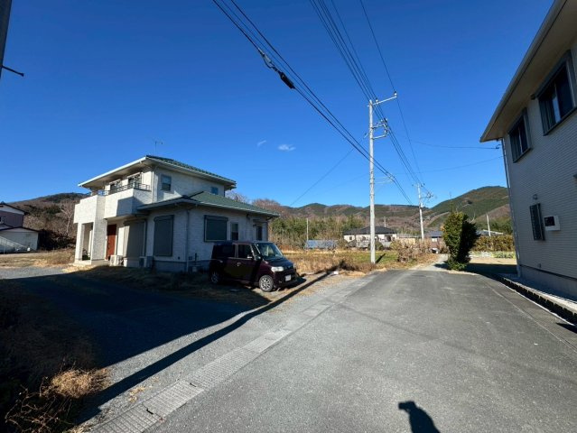 -三丁目不動産-　秩父郡長瀞町中野上　平成25年築　県民共済の前面道路含む現地写真|前面道路含む現地写真です