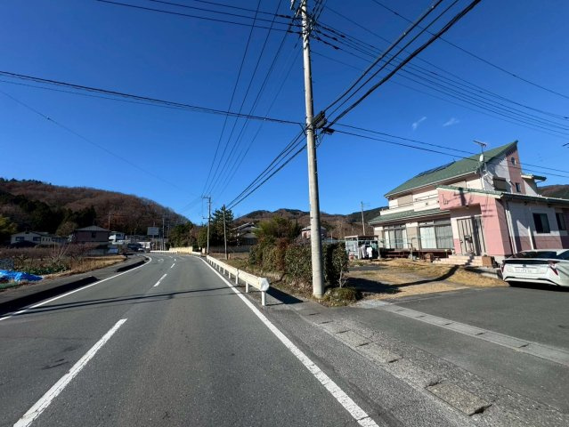 -三丁目不動産-　秩父郡長瀞町中野上　平成25年築　県民共済の前面道路含む現地写真|前面道路含む現地写真です