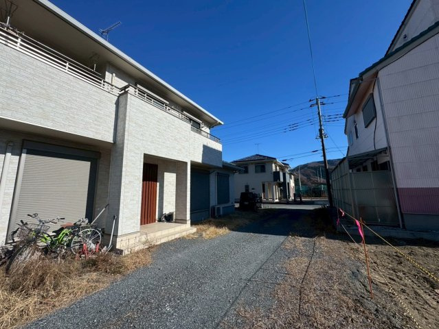 -三丁目不動産-　秩父郡長瀞町中野上　平成25年築　県民共済の前面道路含む現地写真|前面道路含む現地写真です