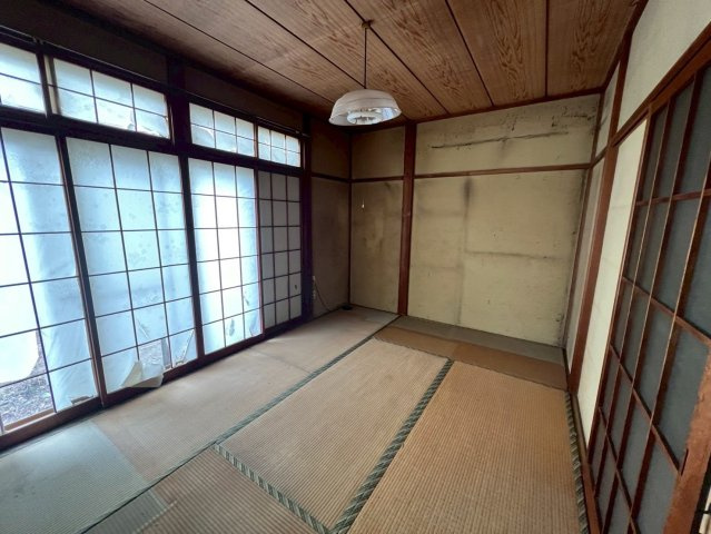 -三丁目不動産-　熊谷市柿沼　駐車3台可の和室|和室ならではの温かな和の空間で寛ぎの時間を過ごせます