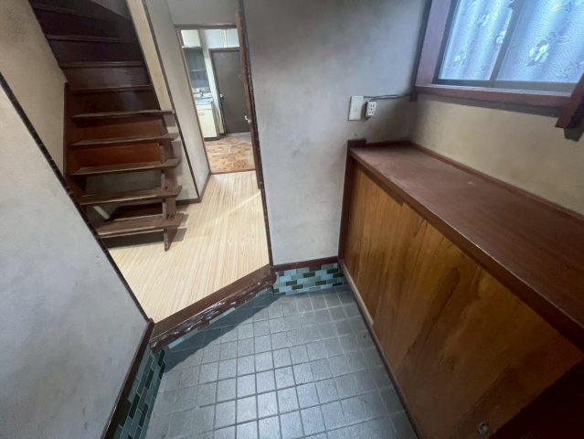 -三丁目不動産-　熊谷市柿沼　駐車3台可の玄関|落ち着いた玄関です