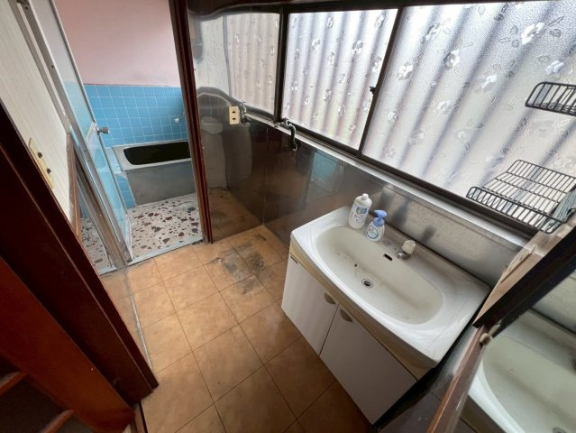 -三丁目不動産-　熊谷市柿沼　駐車3台可の洗面所|脱衣スペースもあります