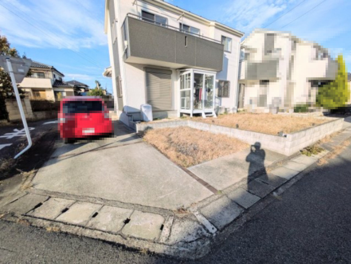 羽生市東6丁目　築浅中古戸建の駐車場|車をお持ちの方に嬉しい駐車場付きの物件です