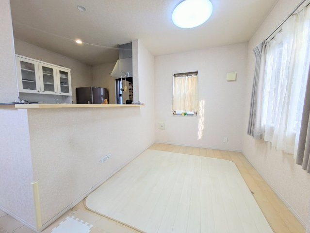 羽生市東6丁目　築浅中古戸建の居間・リビング|こちらの居間で趣味の時間をお楽しみください