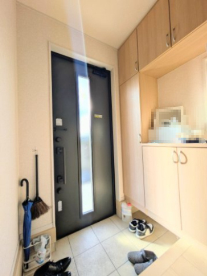 羽生市東6丁目　築浅中古戸建の玄関|明るい玄関です
