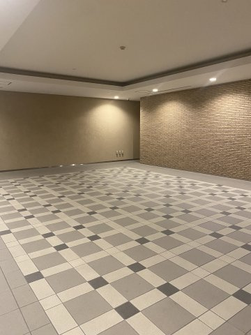 ドリームタワーキュアレジデンスのエントランス|エントランス内です♪
画面右側にマンション内の掲示板があります♪