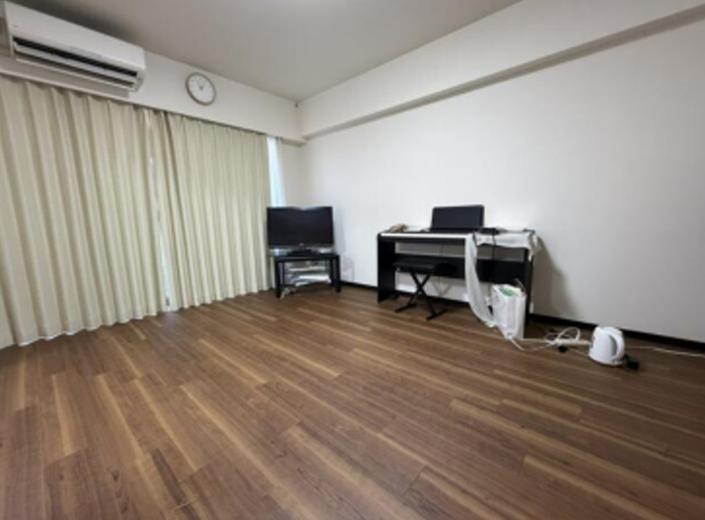 ライオンズガーデン志木・学園西の居間・リビング|バルコニーからの光が差し込むリビング