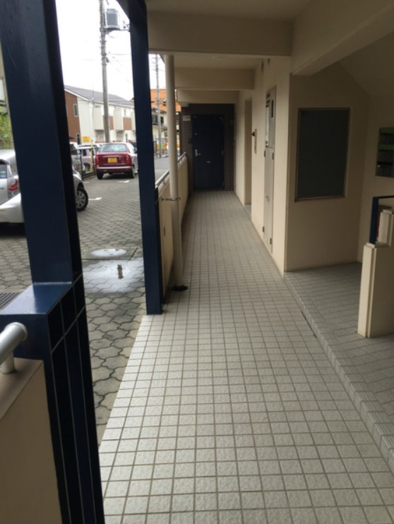 アパートメントライブライフのエントランス