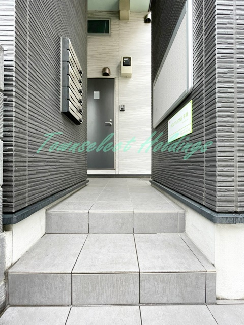 平塚市浅間町のアパートのエントランス