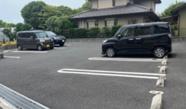 アンドイーの駐車場