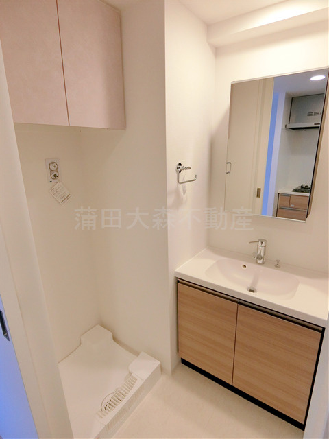 nido KAMATAの洗面所|洗面脱衣所　独立洗面台　吊戸棚付きの洗濯機置き場