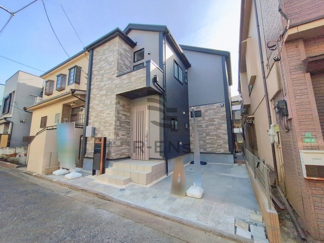 【外観】 | 練馬区南大泉１丁目　新築戸建て | 素材感と配色にこだわった外観が上質で落ち着いた印象を与えます