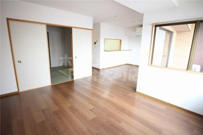 【居間・リビング】 | エル・セレーノ九条 | 畳の上でゆっくりとくつろげる和室です