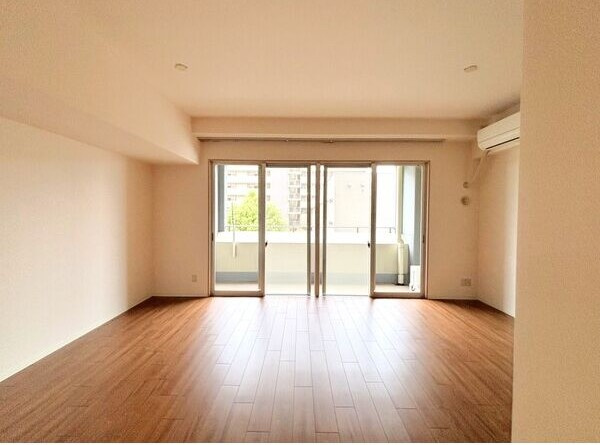 ソーラスフロント富船北棟の居間・リビング