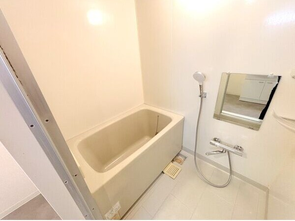 ソーラスフロント富船北棟の浴室