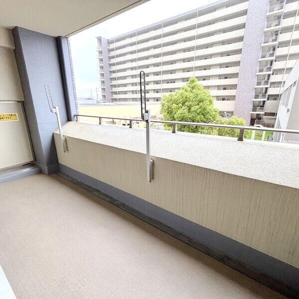 ソーラスフロント富船北棟のバルコニー