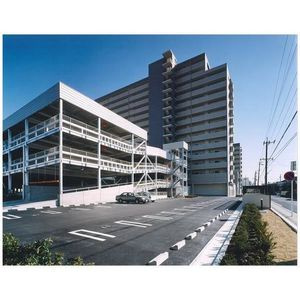 ソーラスフロント富船北棟の駐車場