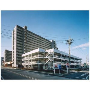 ソーラスフロント富船北棟の駐車場