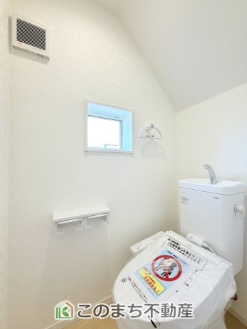 CRADLEGARDEN真岡市台町第9のトイレ|小窓から換気ができて清潔なトイレスペース☆